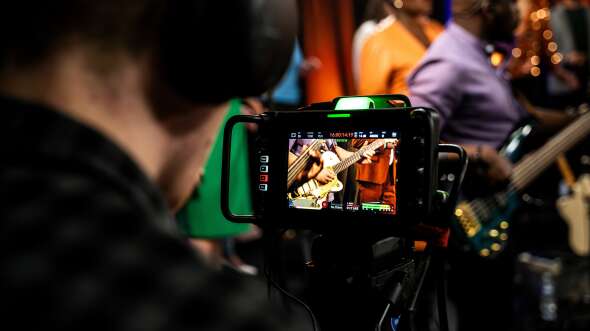Studio camera tijdens een muziekevenement